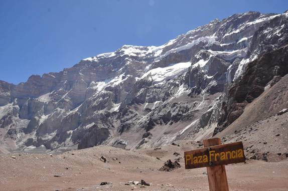 Chegando à Plaza Francia, acampamento para os poucos alpinistas que se arriscam na parede sul do Aconcágua, região de Mendoza, no oeste da Argentina